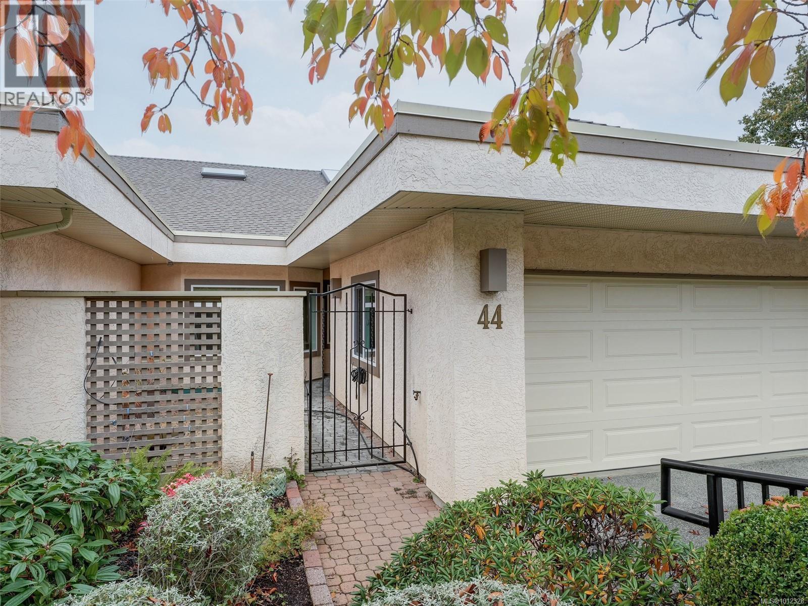 4318 Emily Carr Dr Unit 44 Dr, Saanich, BC V8X 5E7