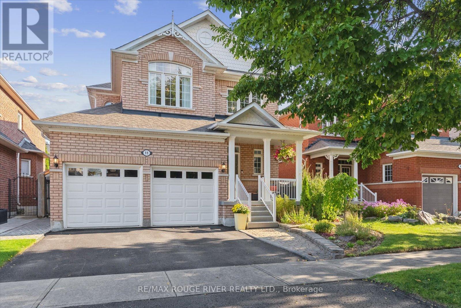 11 Helston Cres S, Whitby Brooklin, ON L1M 2J9
