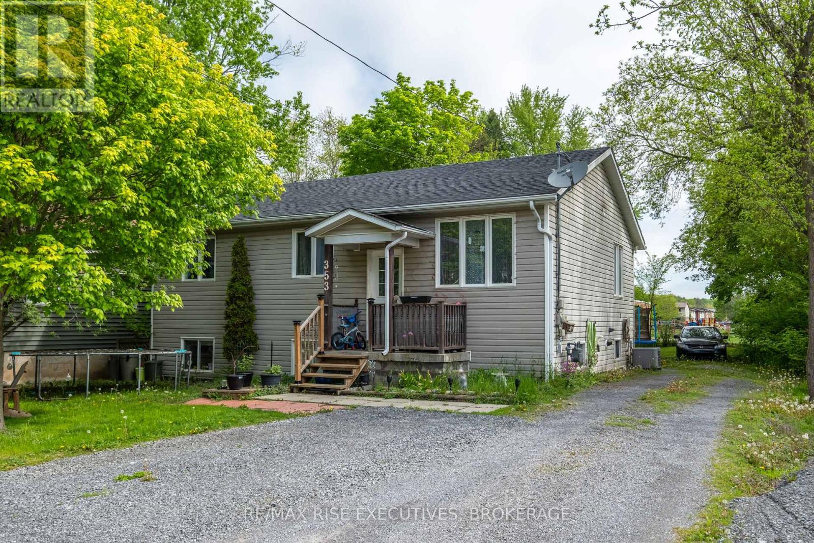 353 Charles St, Gananoque, ON K7G 1V6