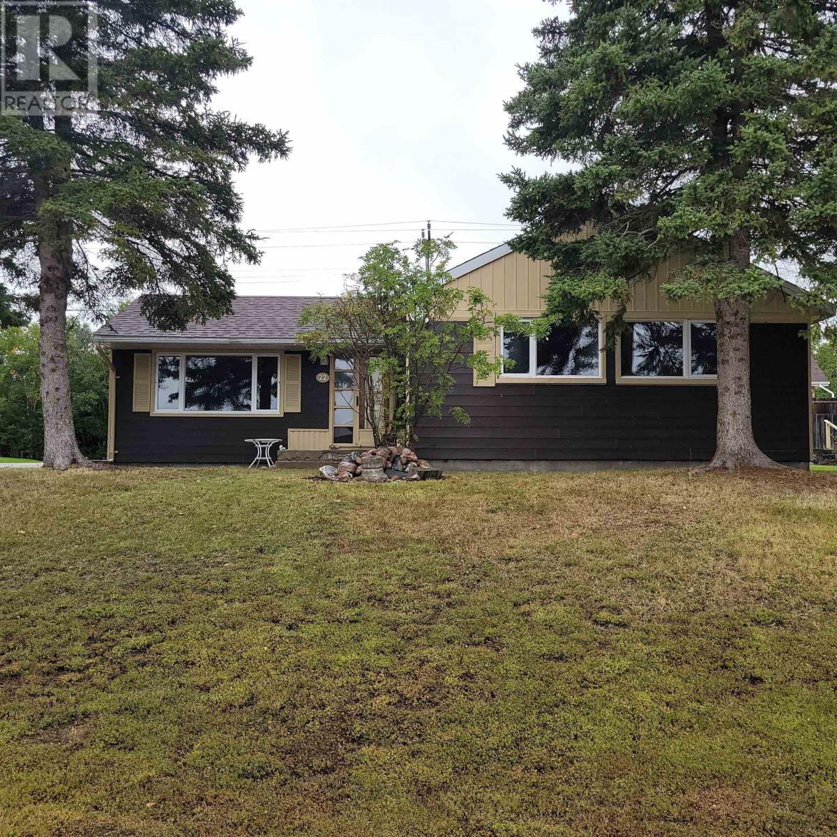 22 24 Mona Dr, Manitouwadge, ON P0T 2C0