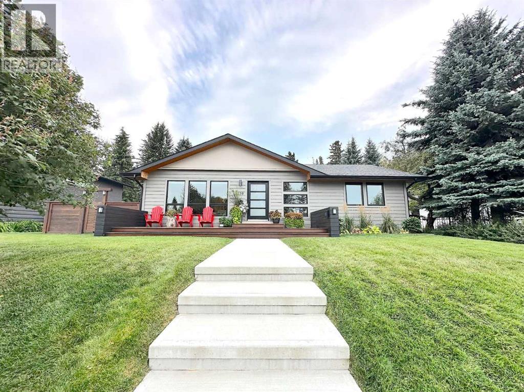 139 Wildwood Dr SW, Calgary, AB T3C 3C7