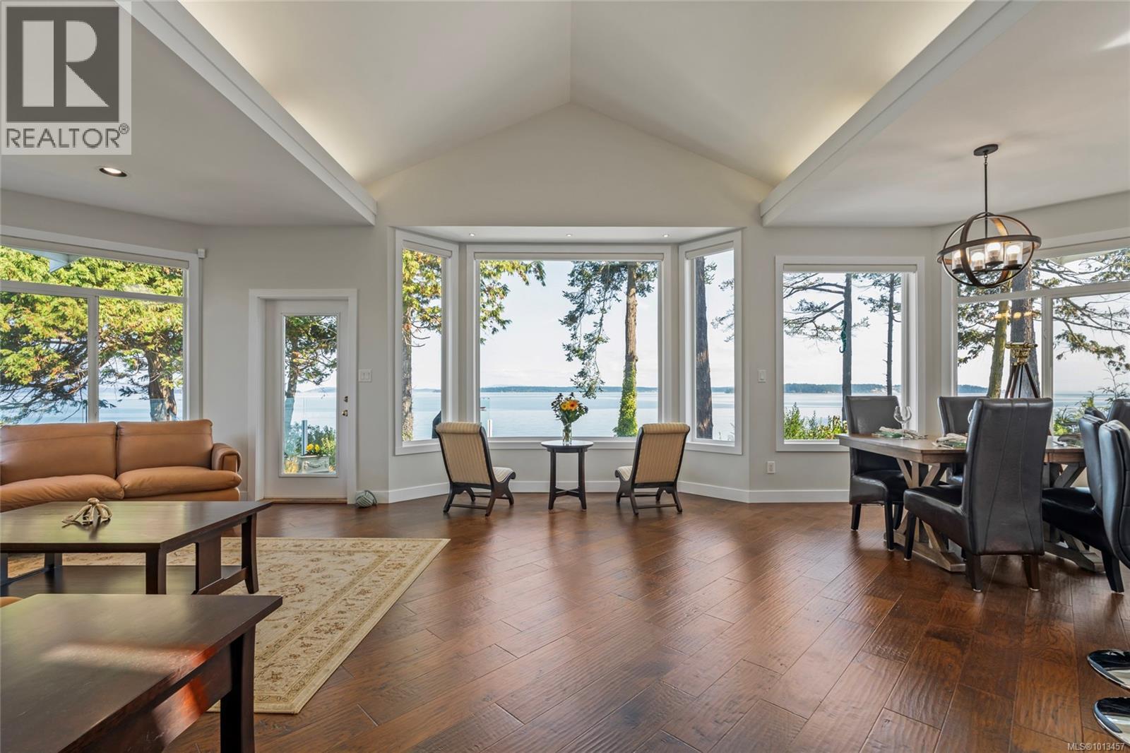 9055 Lochside Dr, North Saanich, BC V8L 1N1
