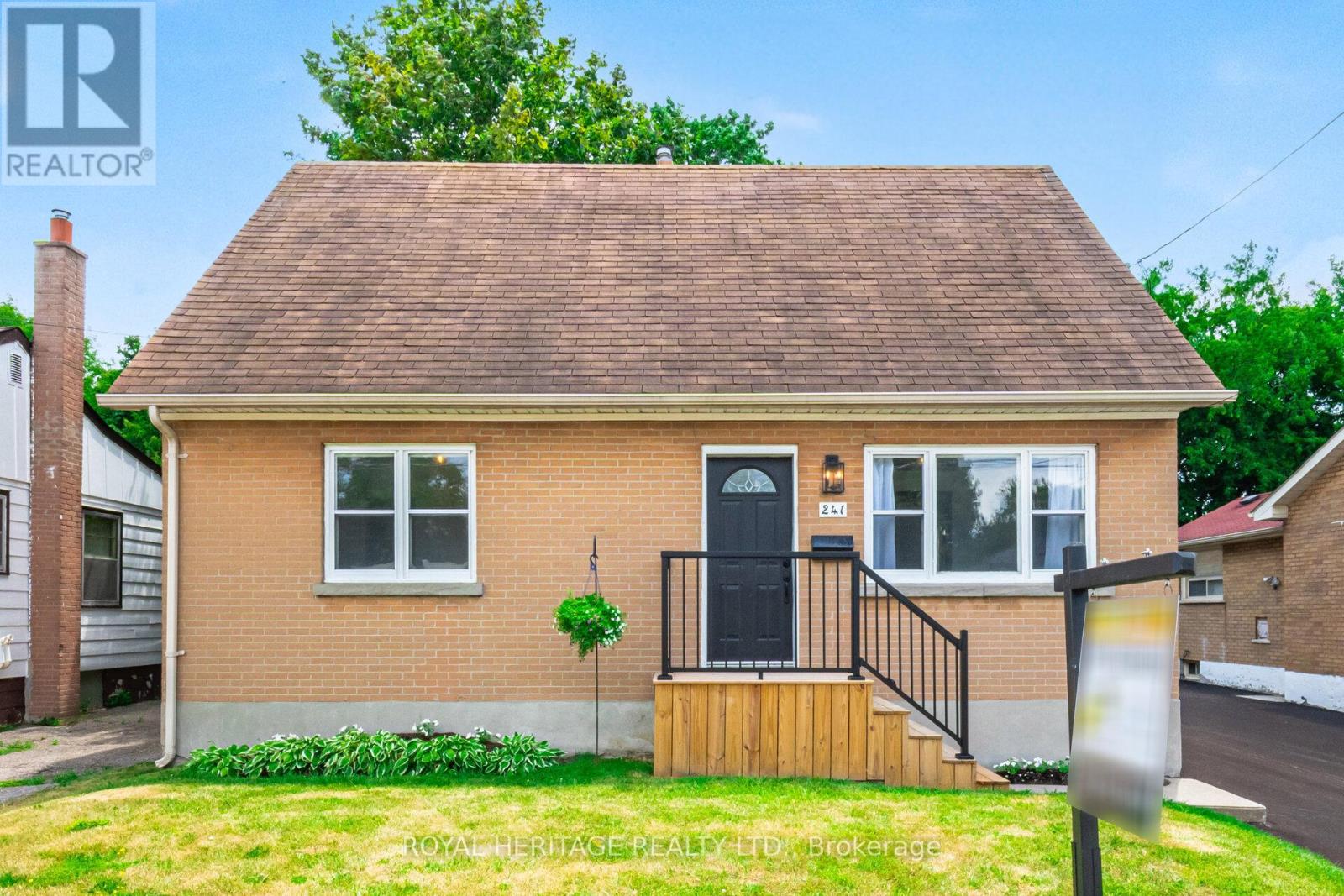 241 Marquette Ave, Oshawa, ON L1J 1W3