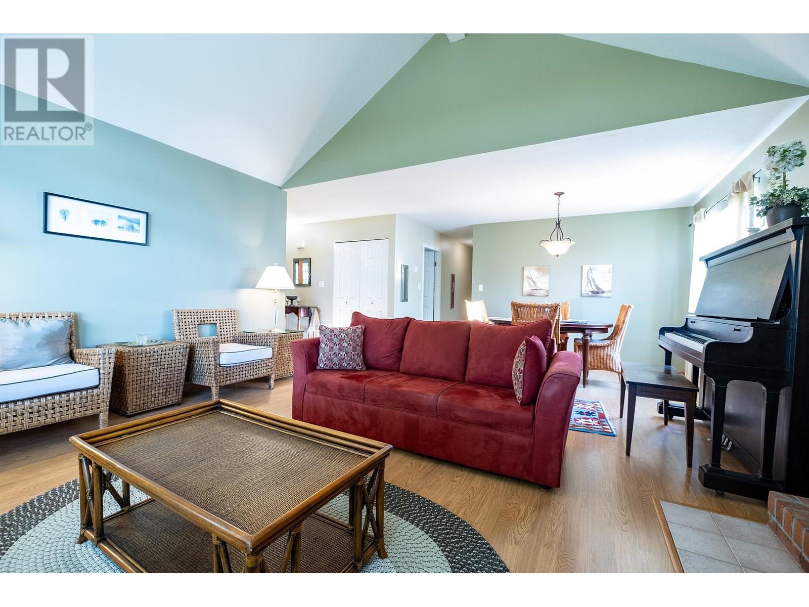 5462 Kensington Rd, Sechelt, BC V7Z 0N9