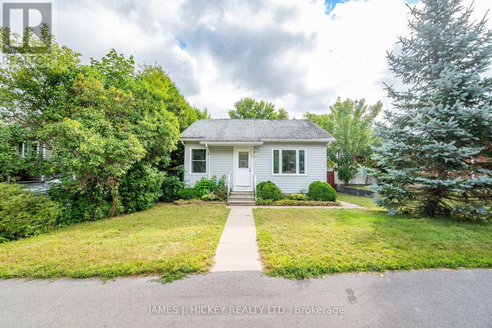 29 Glendale Ave, Deep River, ON K0J 1P0