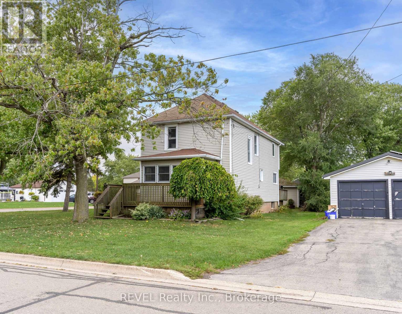 32 Bay Ave, Welland, ON L3B 3G6