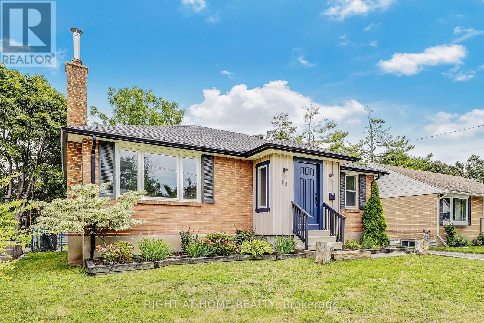 53 Newton St, Barrie, ON L4M 3N4