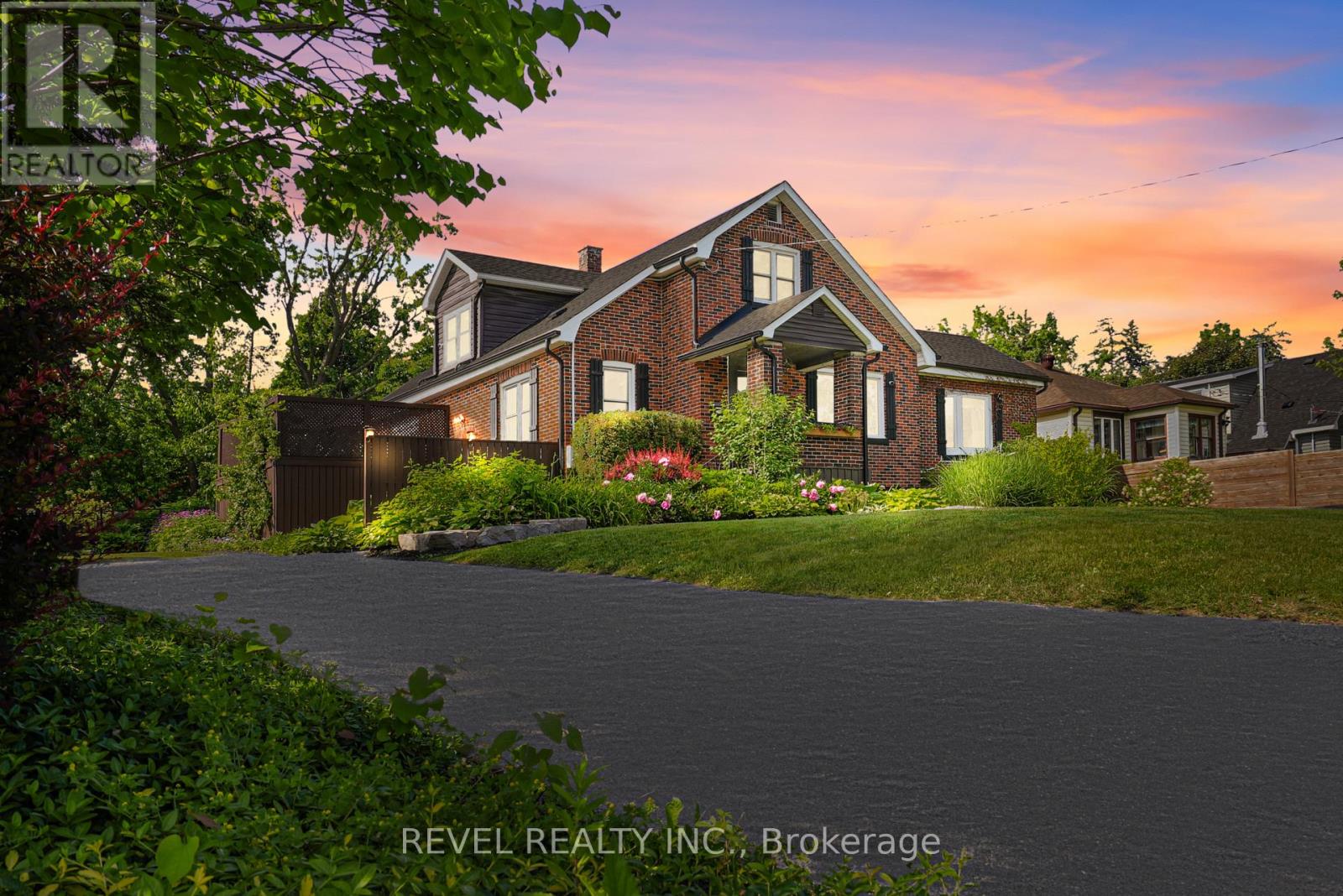 36 Dalton St, Barrie, ON L4N 1M3
