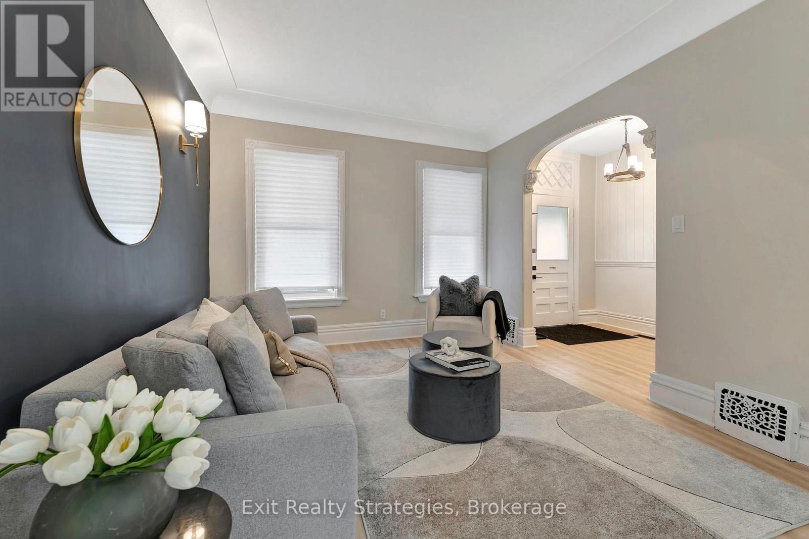 142 Sanford Ave N, Hamilton, ON L8L 5Z5