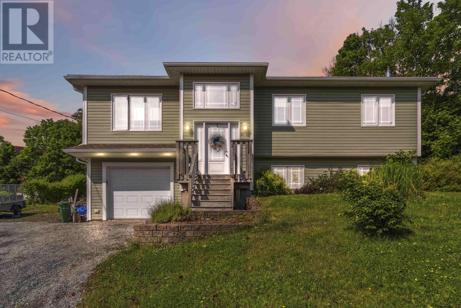 61 Maple Ave, Lunenburg, NS B0J 2C0