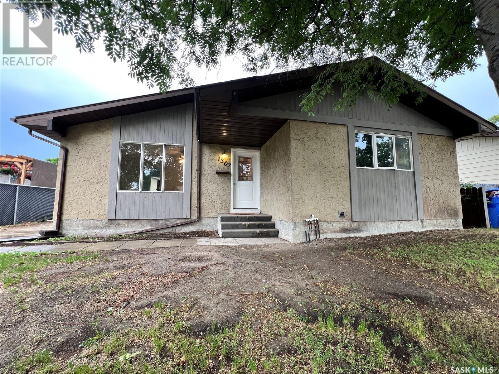 1307 Fleet St, Regina, SK S4N 5G3