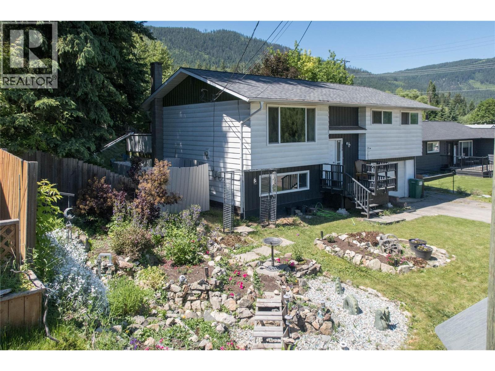 2284 Park Ave, Lumby, BC V0E 2G0