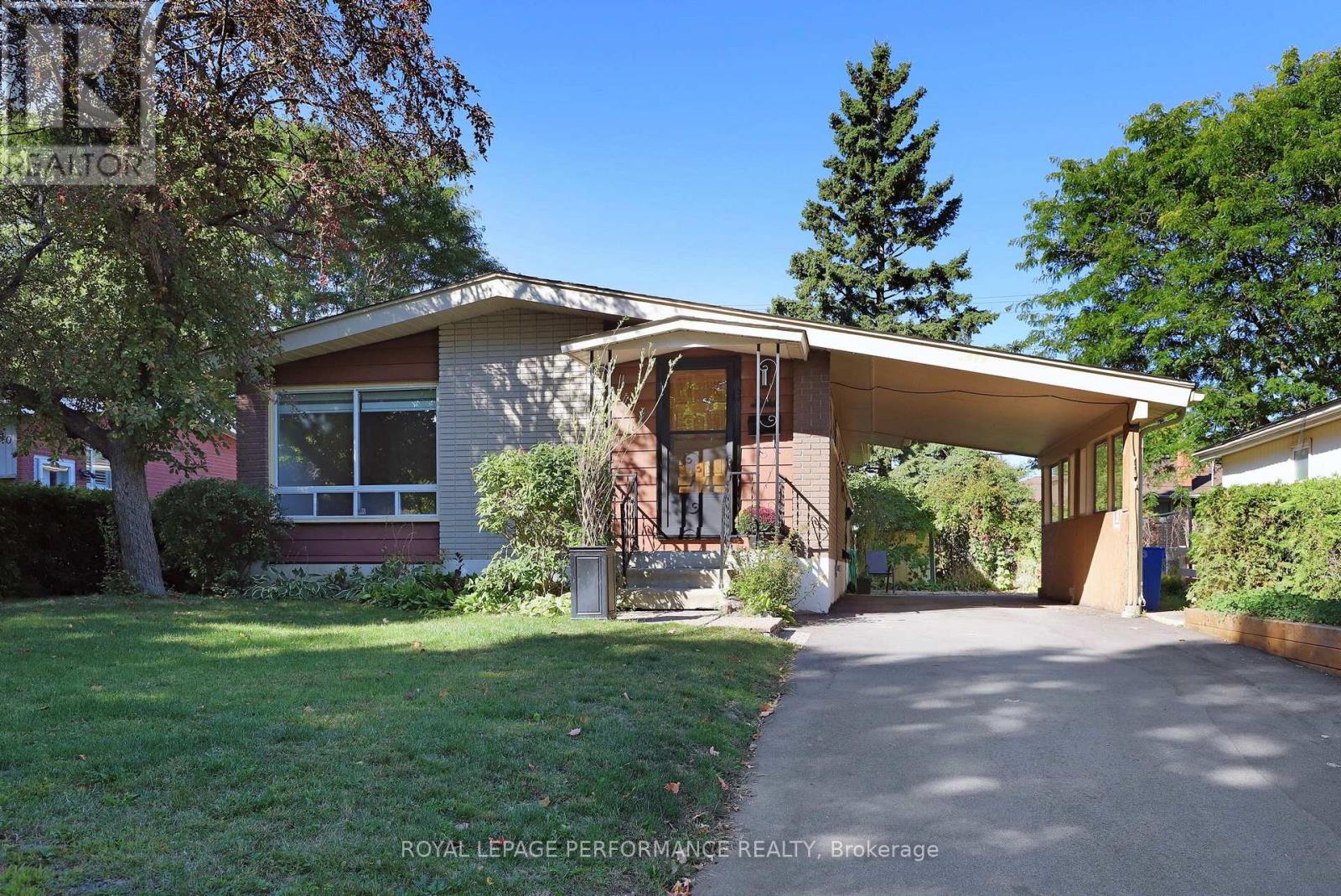 2066 Cornish St, Ottawa, ON K1G 2R8