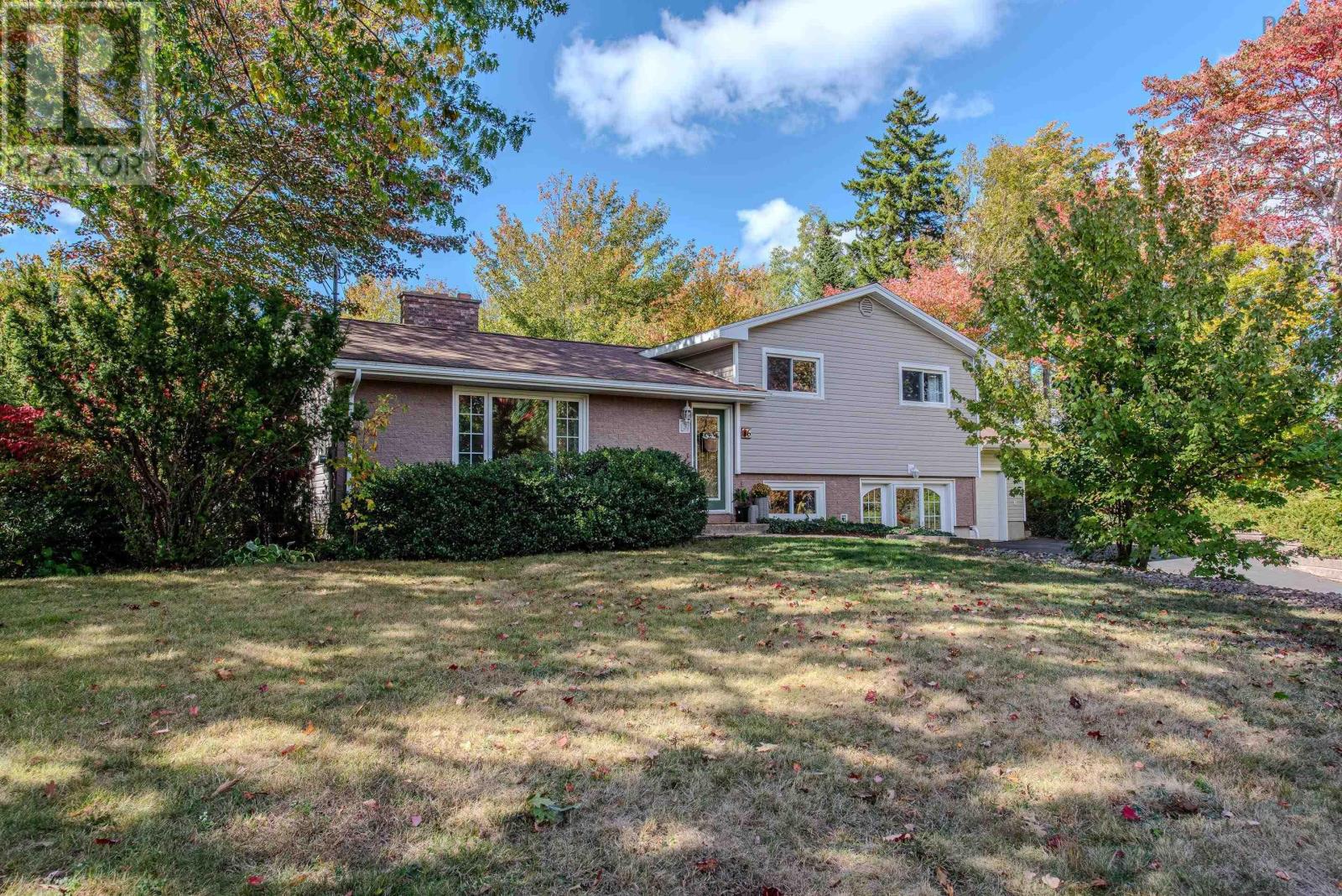 6 Cummings Dr, Fall River, NS B2T 1E7
