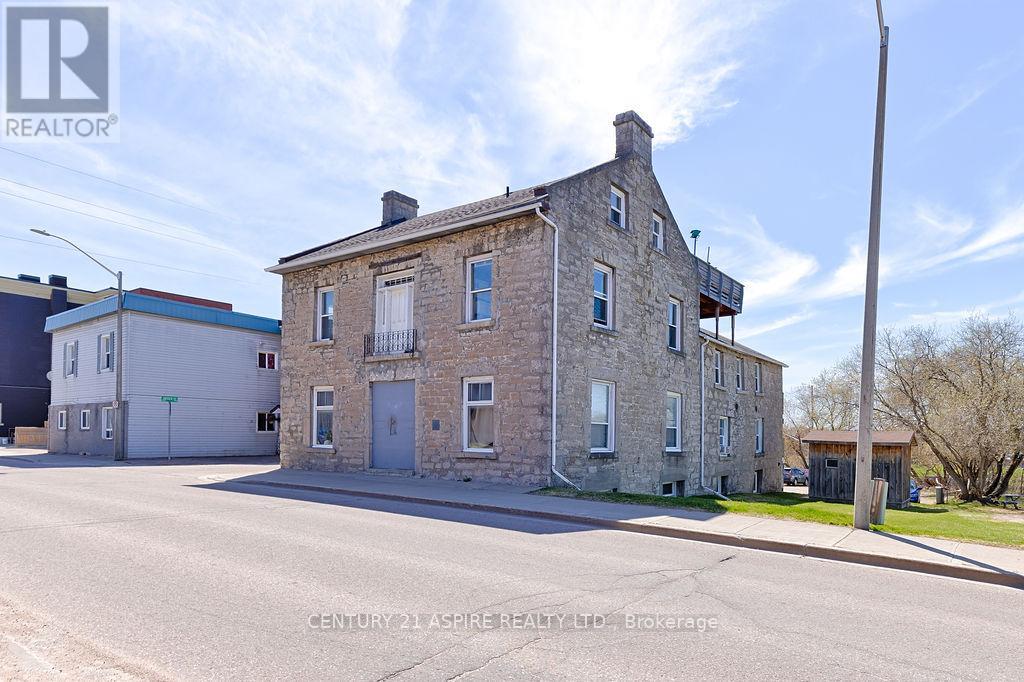 156 Mackay St, Pembroke, ON K8A 1B9