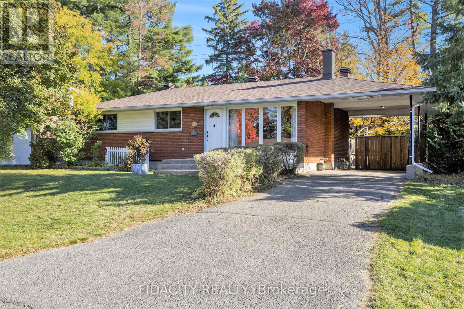 42 Stinson Ave, Ottawa, ON K2H 6N4