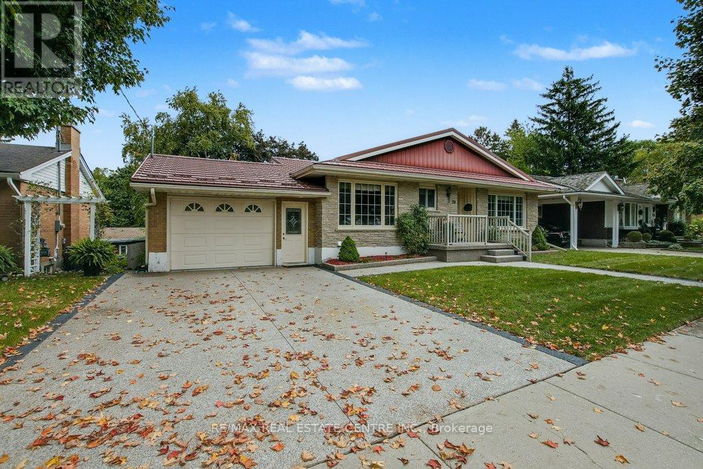 28 Meadow Cres, Kitchener, ON N2M 4E7