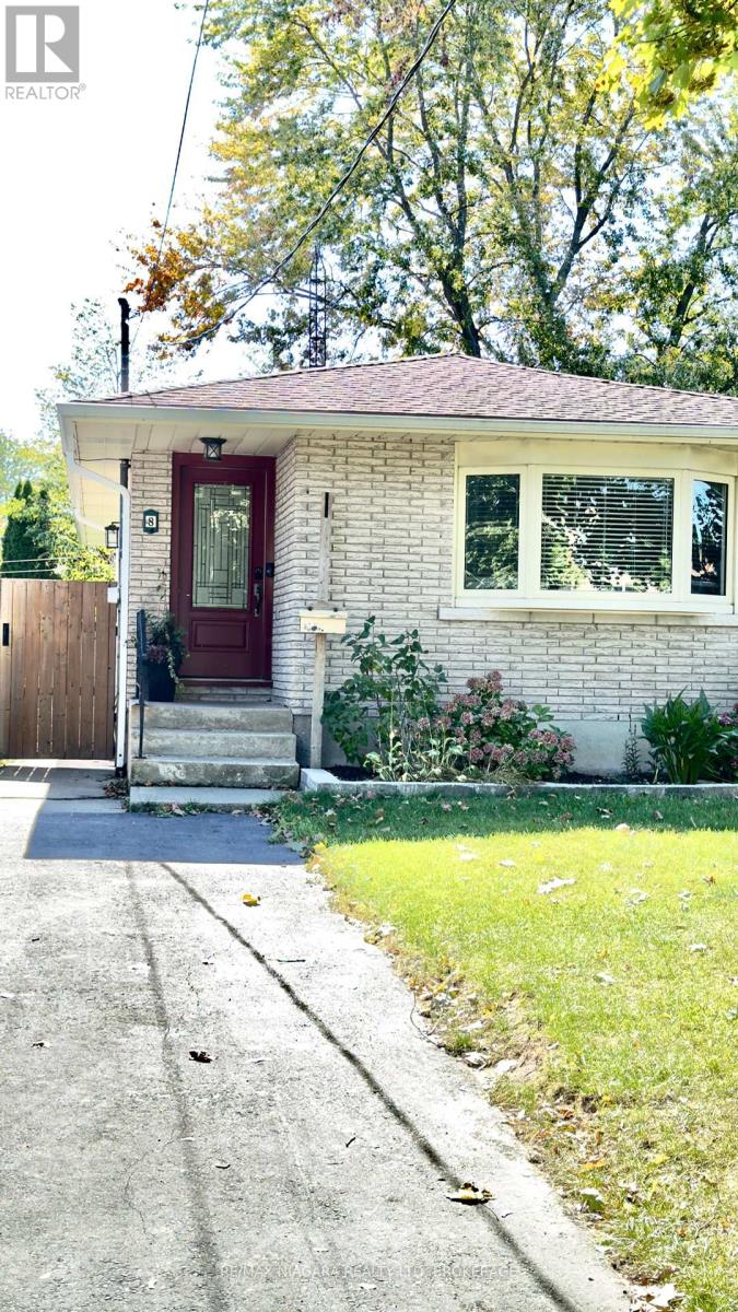 8 Lakehurst Dr, St. Catharines, ON L2N 4C2