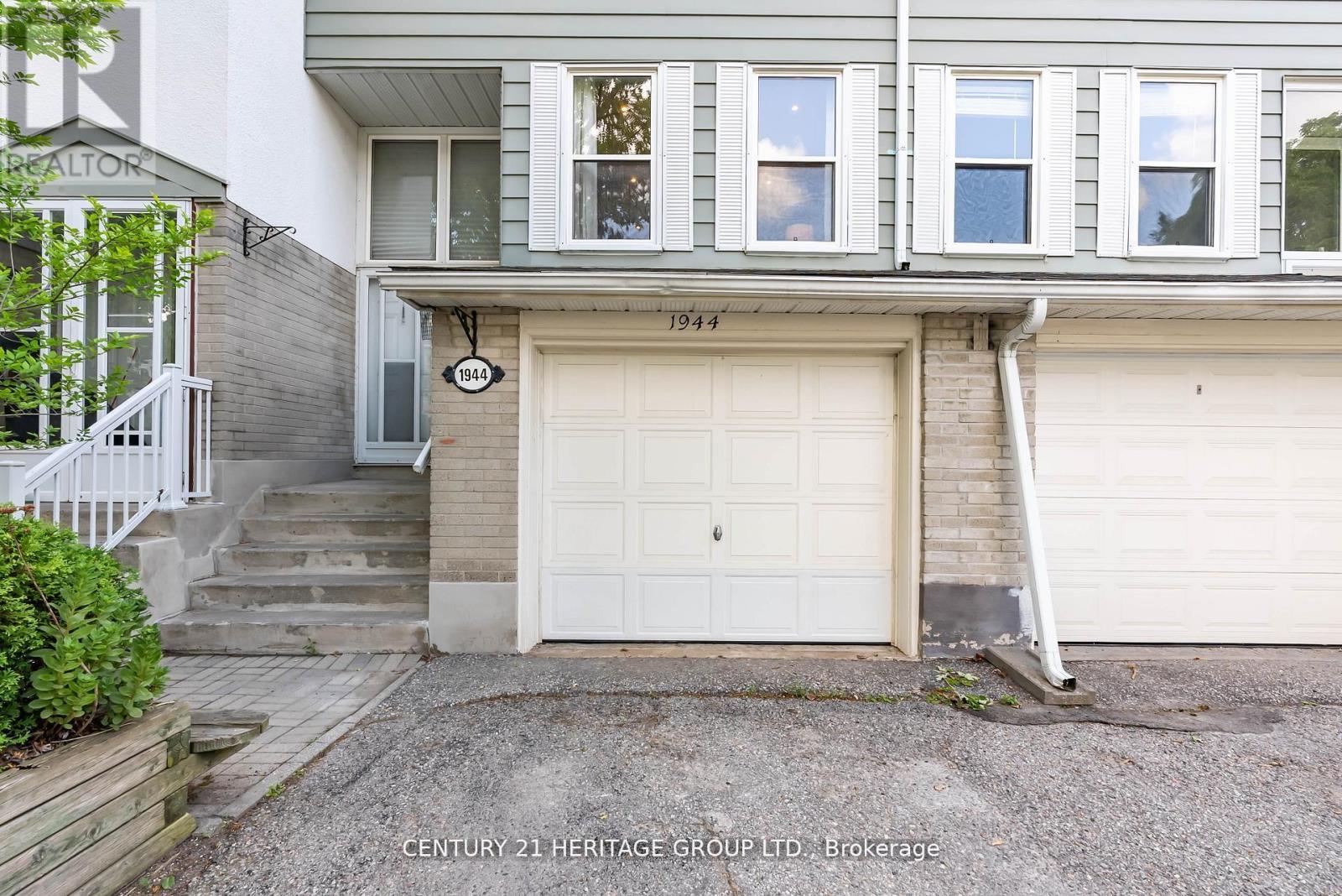 1944 John St, Markham, ON L3T 1Z1