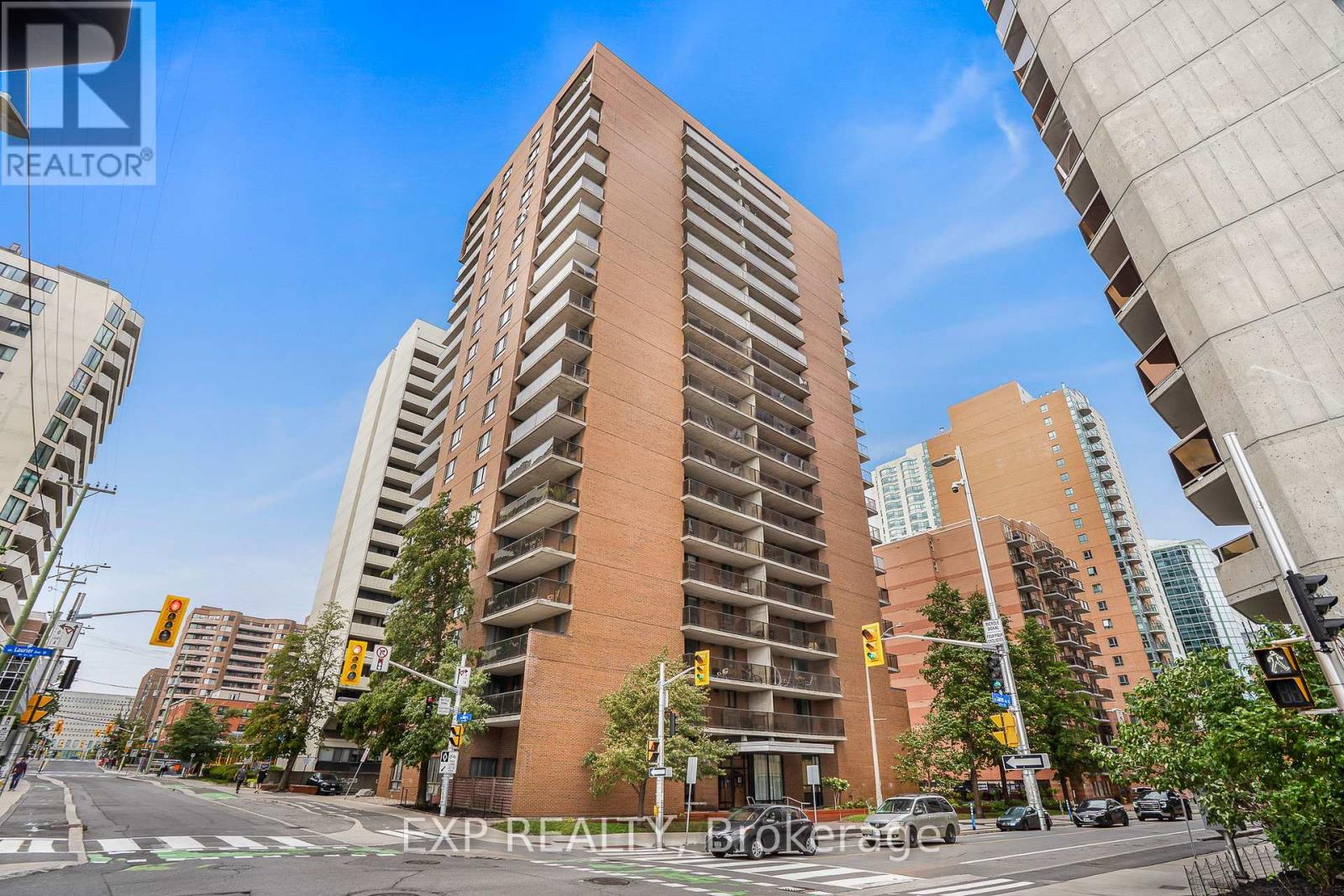 204 475 Laurier Ave W, Ottawa, ON K1R 7X1