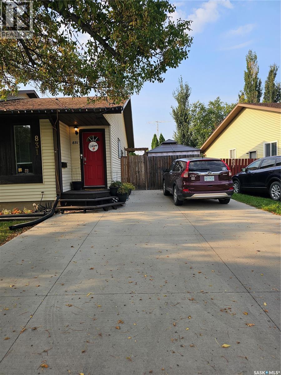 831 Kingsmere Blvd, Saskatoon, SK S7J 4C4