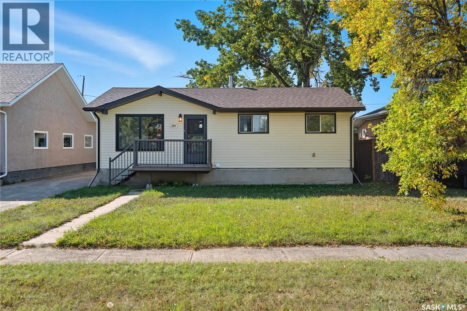 244 5 Avenue East, Gravelbourg, SK S0H 1X0