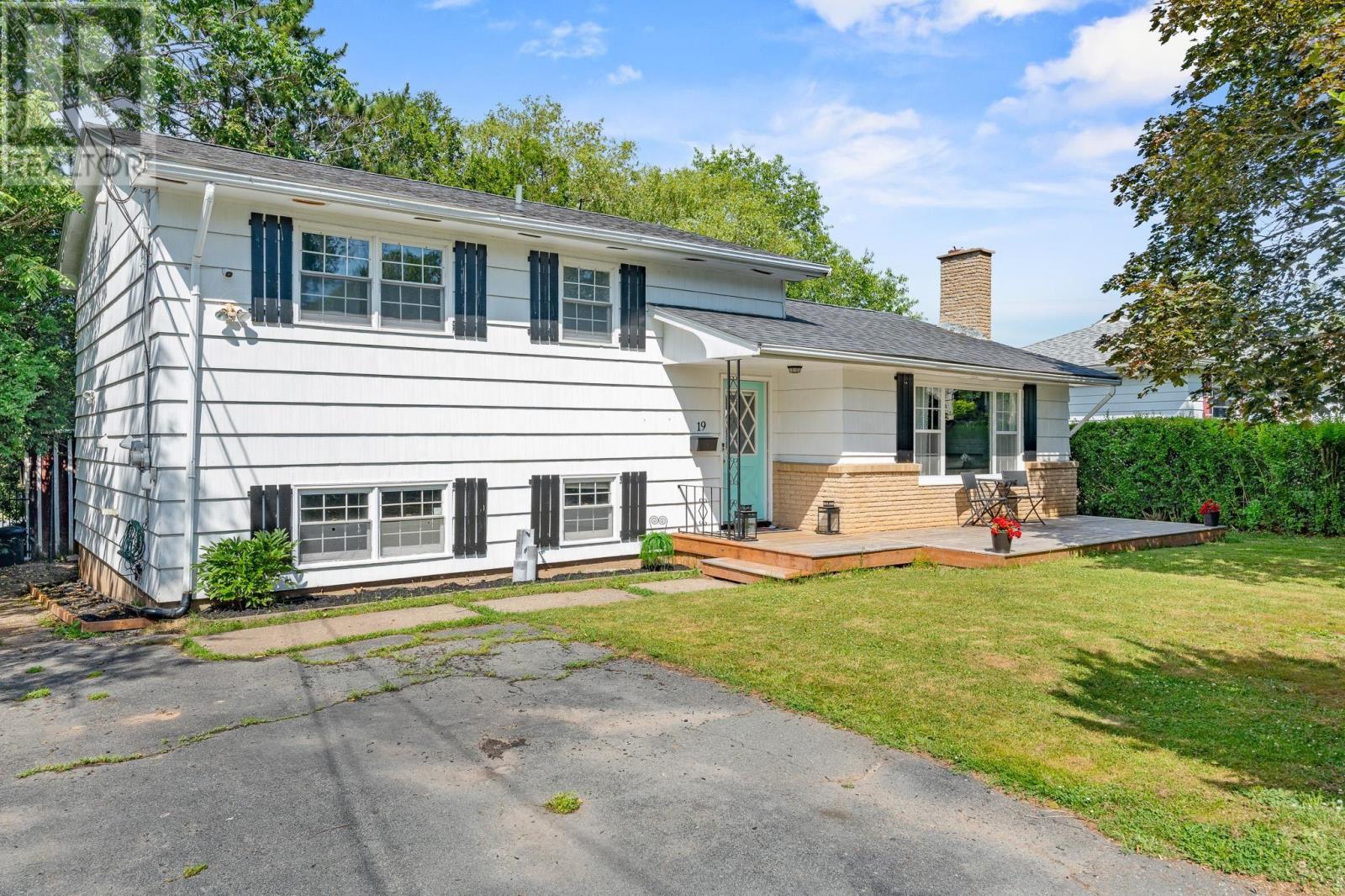 19 Ridge Ave, Lower Sackville, NS B4C 2L5