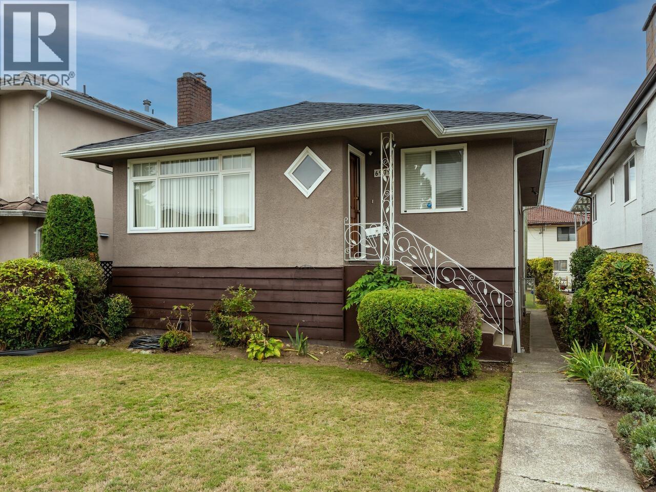 6979 Gladstone St, Vancouver, BC V5P 4G4