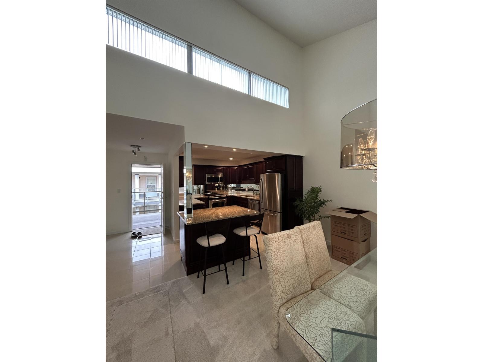 15255 18 Avenue Unit 303, Surrey, BC V4A 1W9