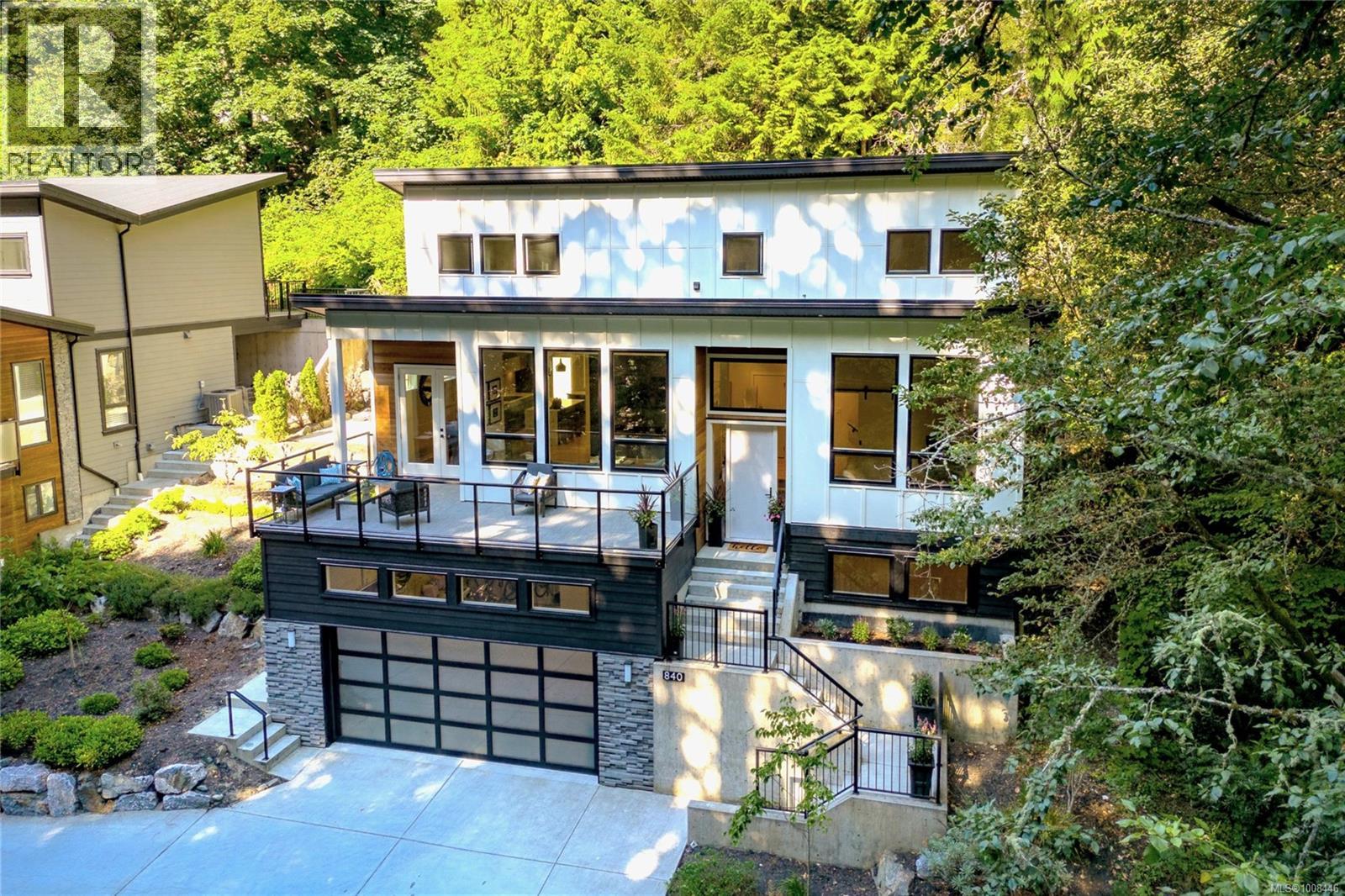 840 Haliburton Rd, Saanich, BC V8Y 2W4