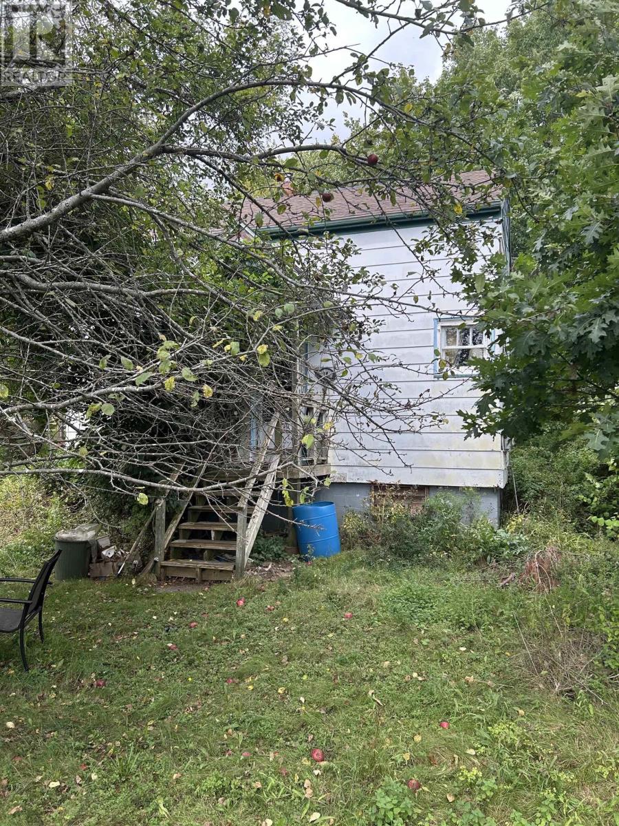 18 Mcintosh St, Halifax, NS B3R 1G8