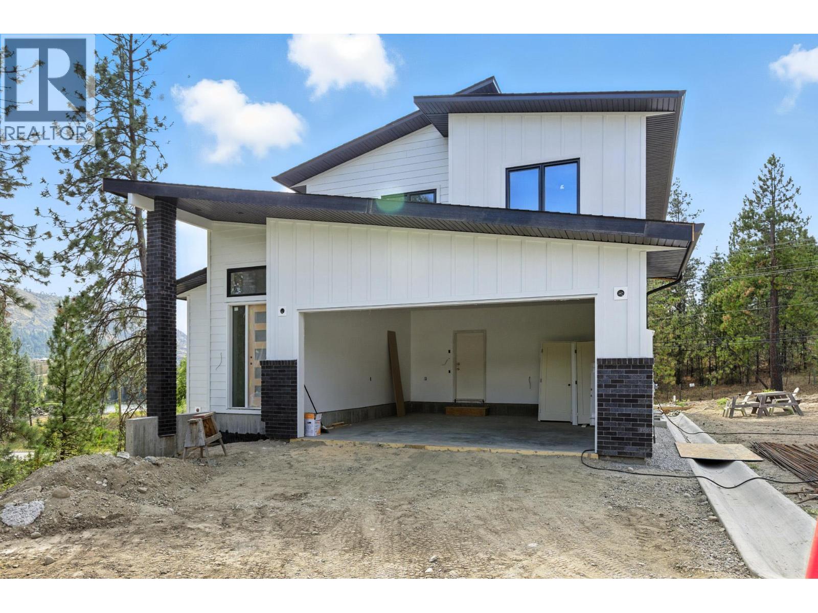 2208 Surrey Rd, West Kelowna, BC V1Z 2L3