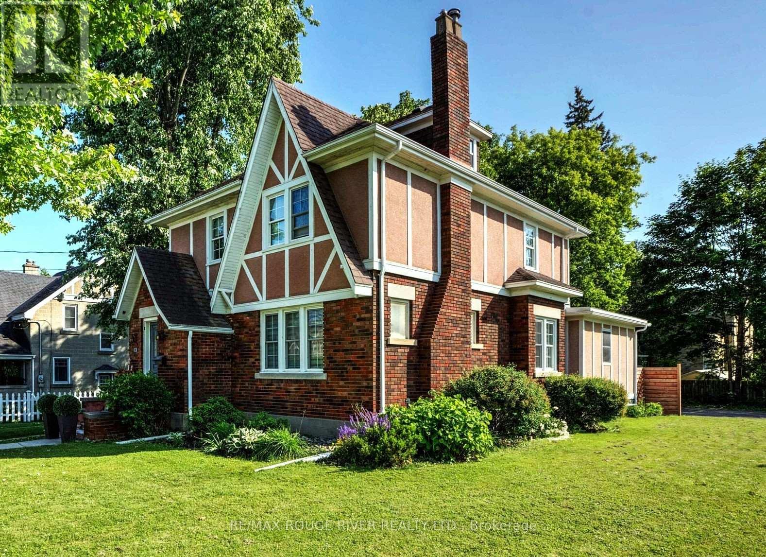 18 Victoria St, Perth, ON K7H 2H6