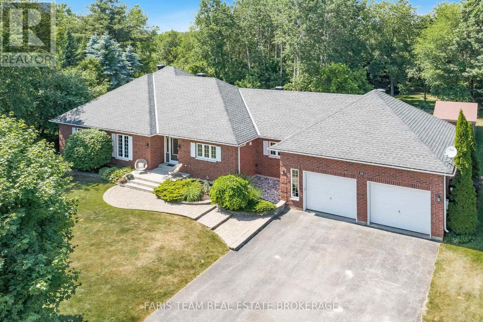 35 Parr Blvd, Springwater, ON L0M 1T2