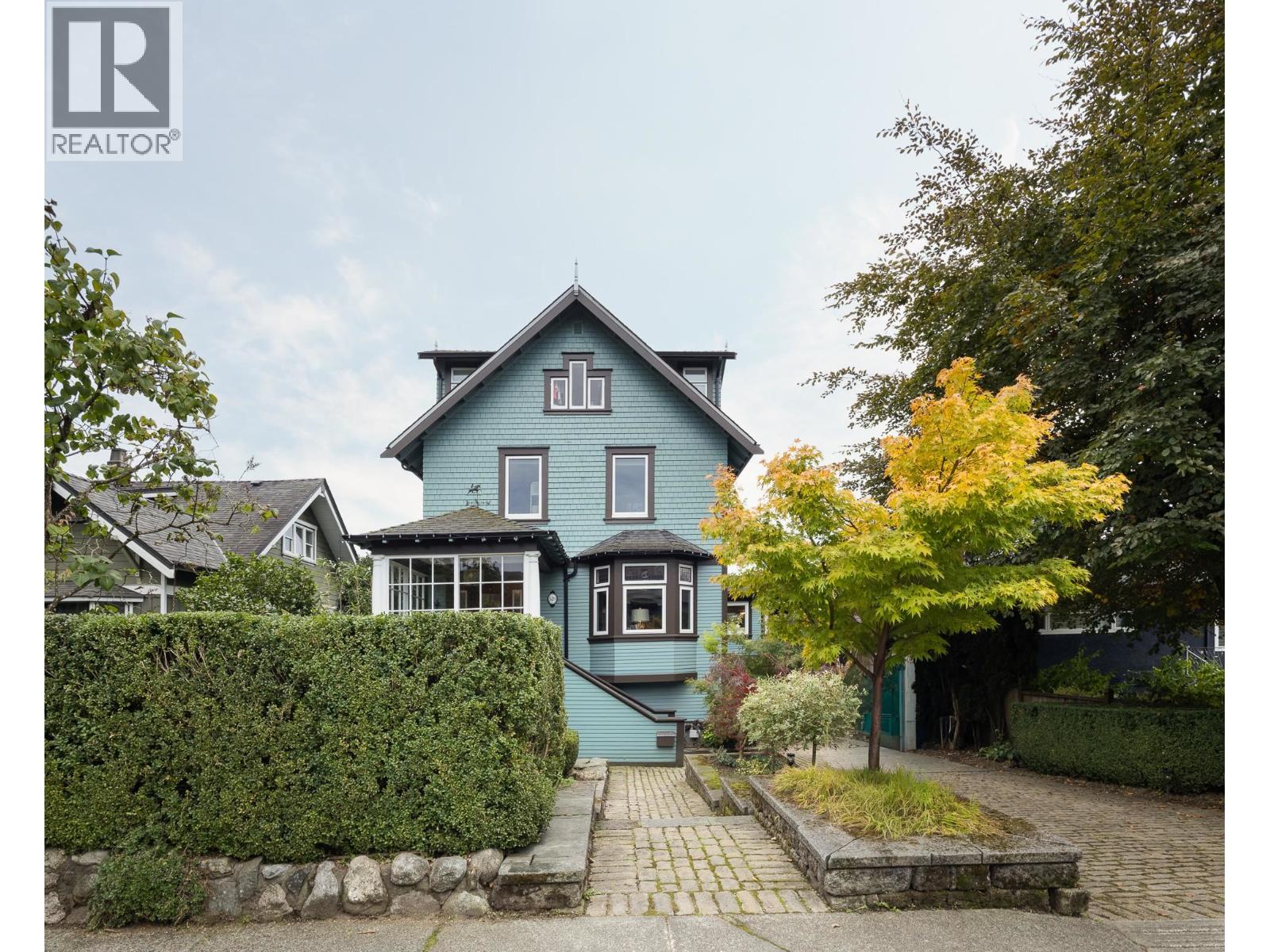 529 E 11th St, North Vancouver, BC V7L 2H4