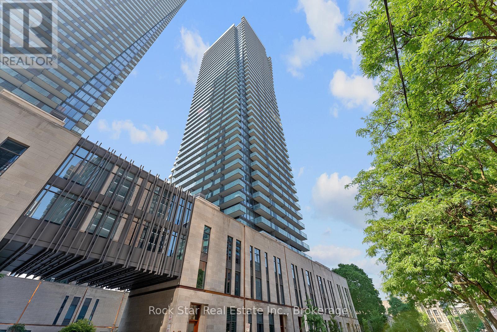2604 65 St Mary St, Toronto, ON M5S 0A6