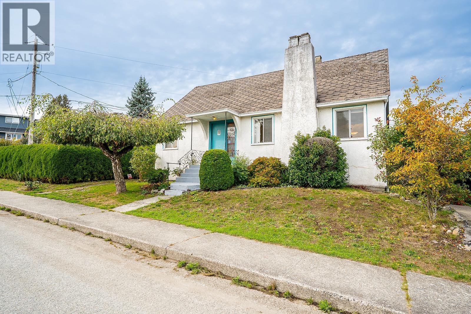 319 Churchill Ave, New Westminster, BC V3L 4P4