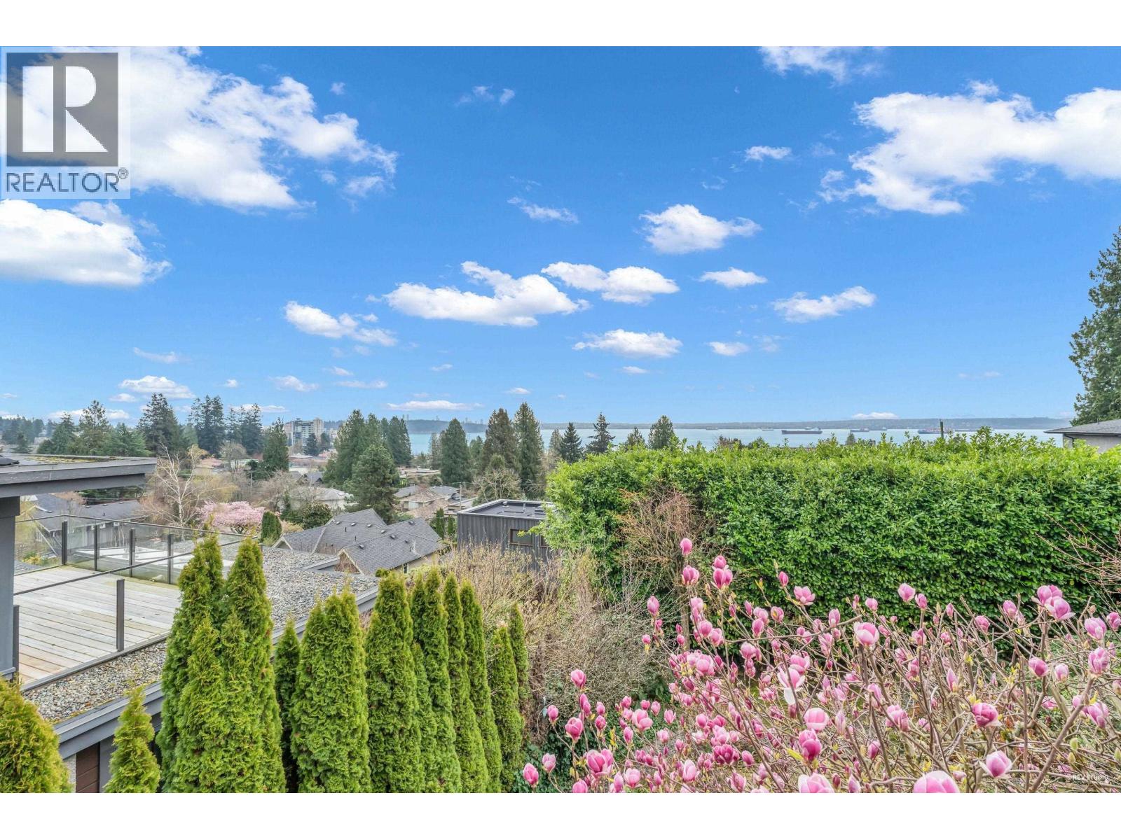 2558 Mathers Ave, West Vancouver, BC V7V 2J1
