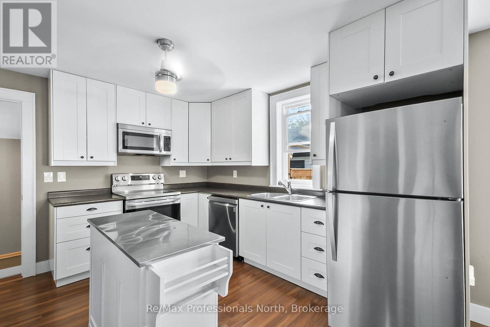 450 Mary St N, Gravenhurst, ON P1P 1G1