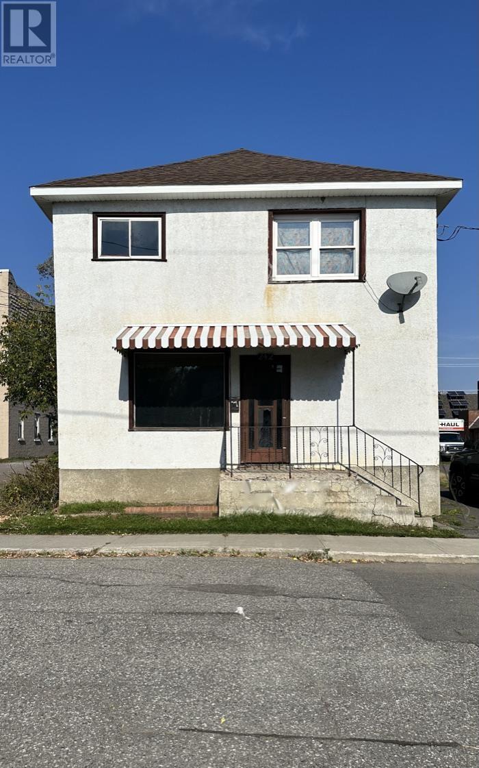 242 Ambrose St, Thunder Bay, ON P7B 1L4
