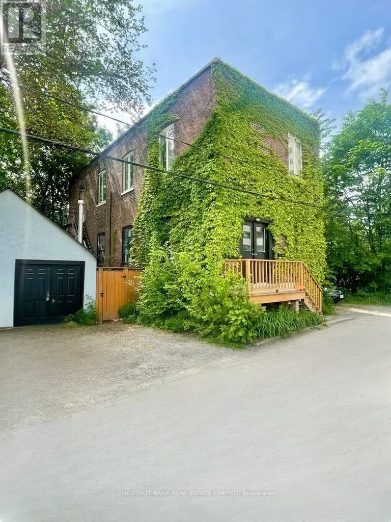 156 Sussex Mews, Toronto, ON M5S 2K1