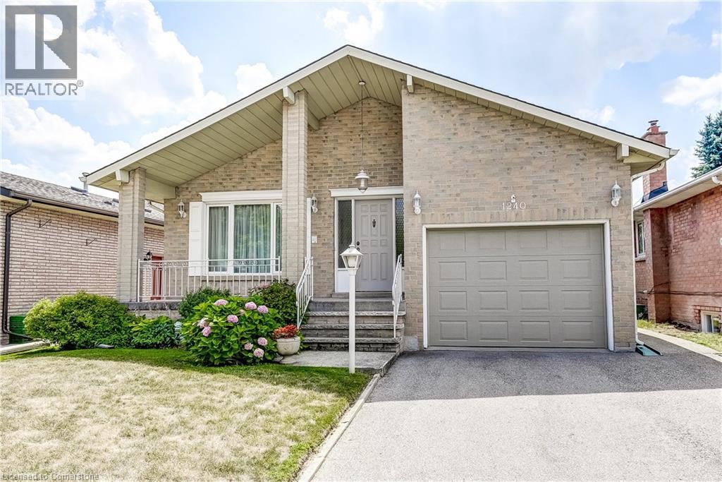 1240 Thorpe Rd, Burlington, ON L7S 2C9