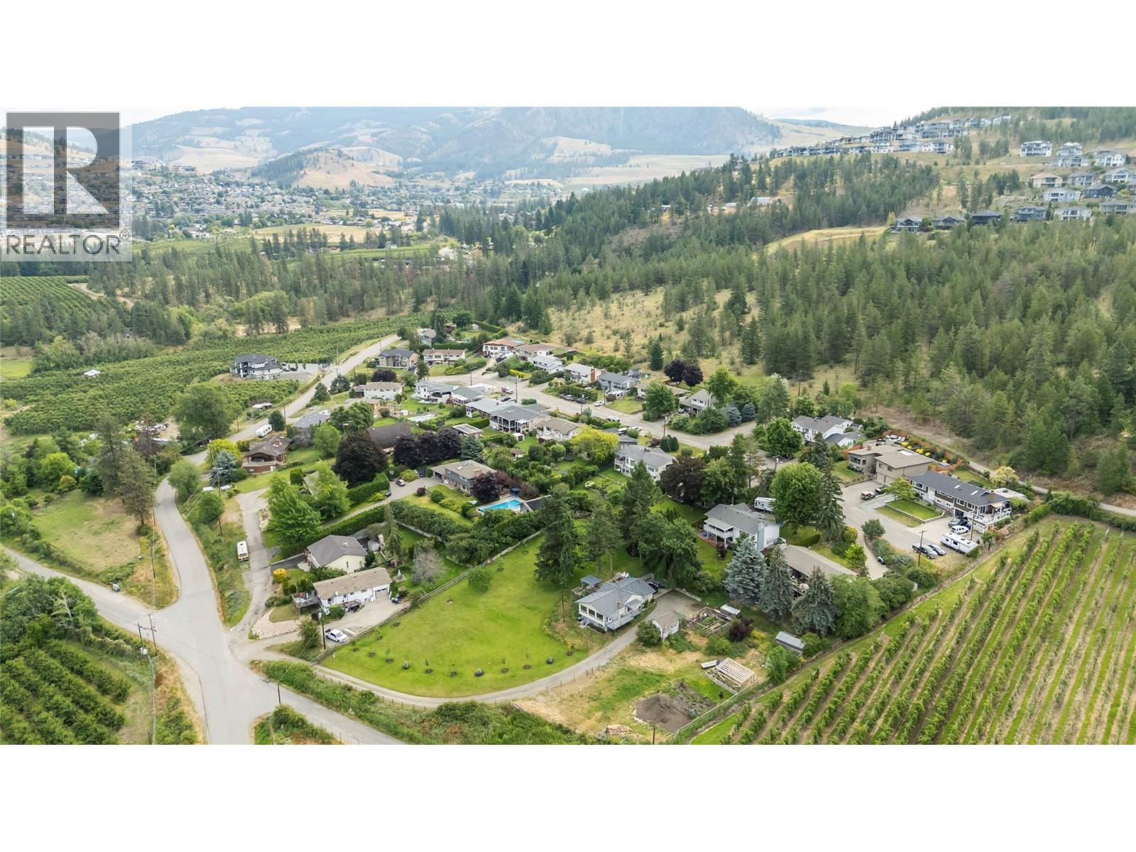 2300 Charleswood Dr, Kelowna, BC V1P 1E4