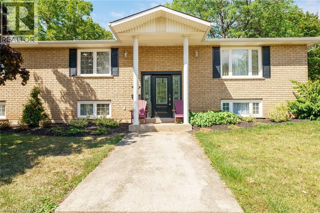 1 Renata Ct, Hamilton, ON L9H 6X1