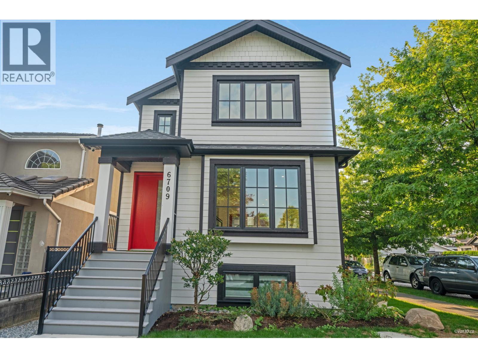 6709 Fleming St, Vancouver, BC V5P 3H4