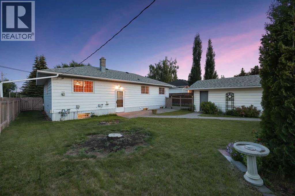 10 Glamorgan Dr SW, Calgary, AB T3E 4Z2