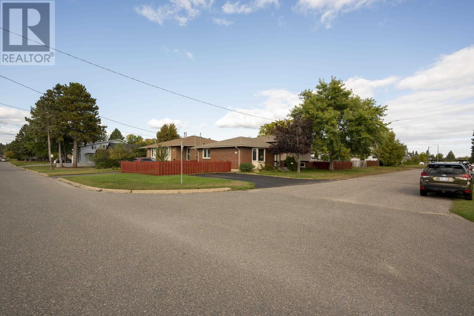 90 Matthew St, Thunder Bay, ON P7A 3L1