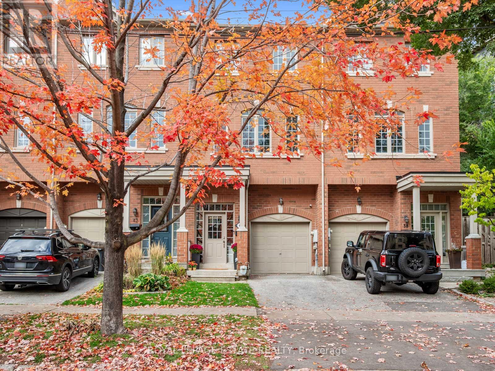 40 Bell Manor Dr, Toronto, ON M8Y 0A4