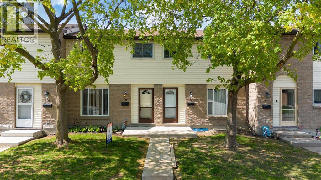 215 Trudeau Drive Unit 33, Sarnia, ON N7S 4T5