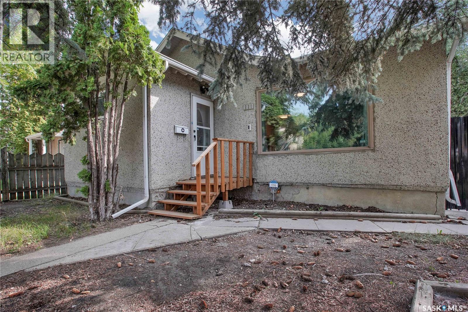 226 N Avenue S, Saskatoon, SK S7M 2M9